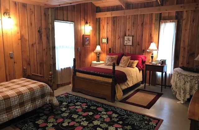 4-bedroom lodge in phenomenal Floyd County with AC