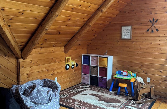 4-bedroom log cabin lodge with Heated in-ground pool, fiber internet and AC