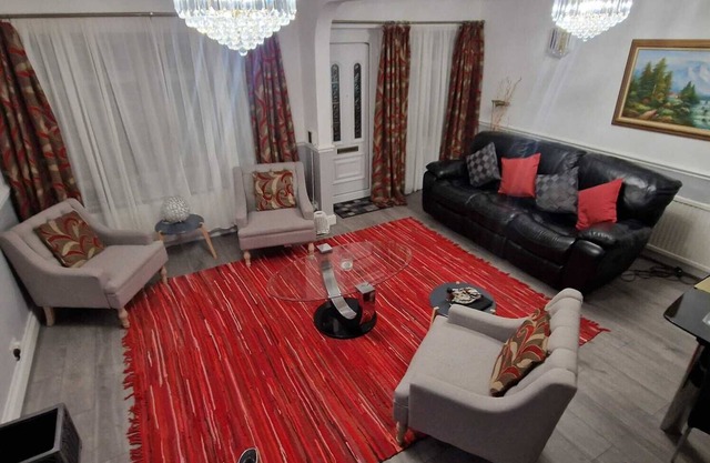 4 Bedroom Luxury Home with Garden in East London