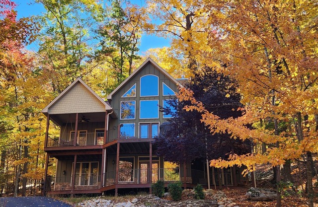 4 Bedroom Luxury: FREE SUMMER POOL PASS-PoolTable-Outdoor Fireplace-Views-PS5