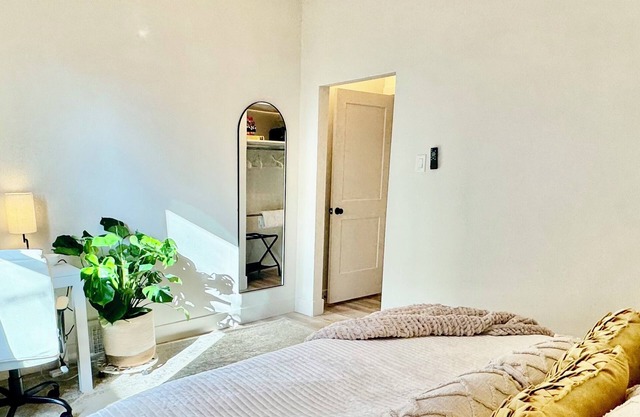 4 bedroom, sleep 8, 3 king beds, Downtown, walk to Trax, 10 min to airport