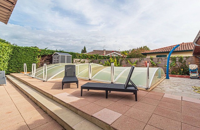 4-bedroom villa with pool 10 minutes from the beach