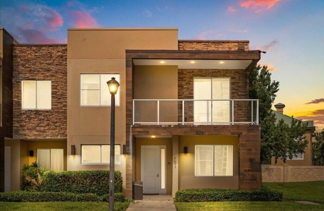 4 Bedrooms/4.5 Baths/Magic Village Yards (7633RD)