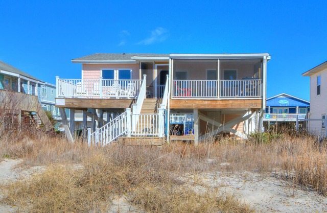 4 BR 2 BA OCEANFRONT COTTAGE - Big Deck, & AMAZING Ocean Views! - Book Now!