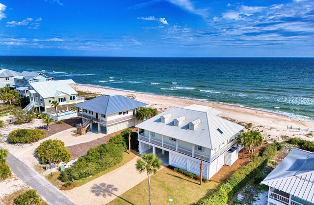 4 BR 3.5 Bath, Beach Front, Heated Pool, Dog Friendly Private Plantation Home