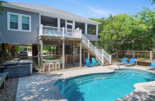 4 BR Cottage w/Pool, Hot Tub, Tiki Bar, 2 King Suites & Easy Beach Access