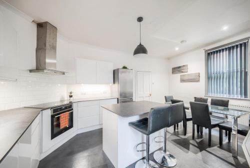 4 BR House - Coventry - Wifi
