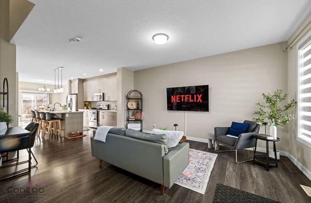 4 BR | Pet Friendly | Steps to Stadium & Rogers!