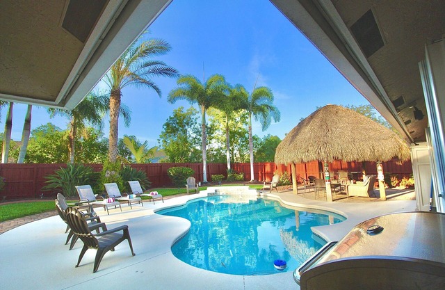 4 BR, Private Heated Saltwater POOL and Tiki Bar