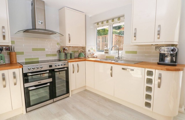 4 BRYN SEIRI ROAD, pet friendly, with a garden in Conwy