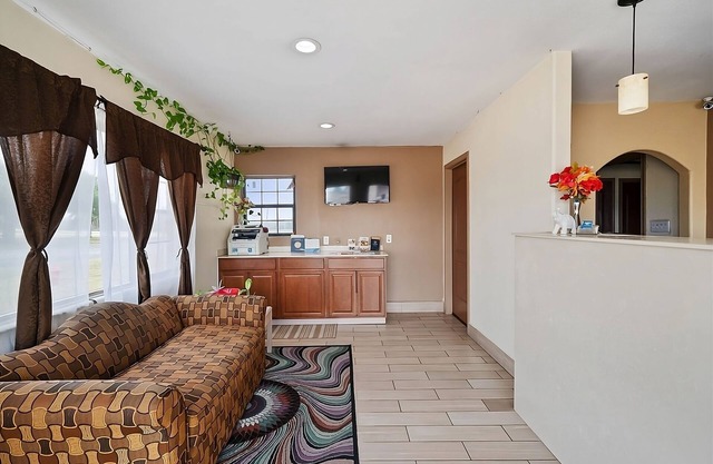 4 Budget-Friendly Units, Free Parking Onsite, Minutes to Rick’s Snow House