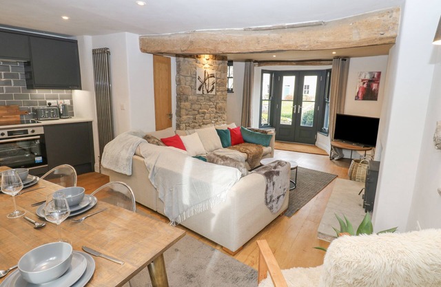 4 CASTLE TERRACE, pet friendly, with open fire in Barnard Castle