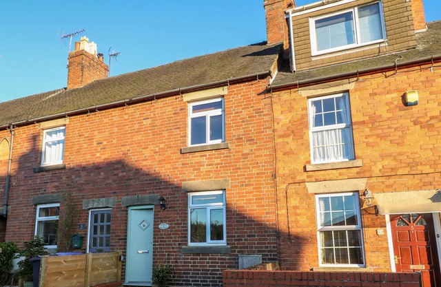 4 JUBILEE COTTAGES, family friendly, with a garden in Ashbourne