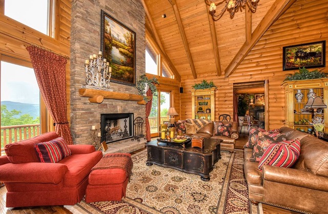 4 King bedrooms, great view, hot-tub in Gated Smoky Mtn Retreat