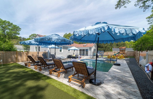 4-King Beds in Cape Cod Heated Pool Putting Green Game Room Speak Easy Skeeball