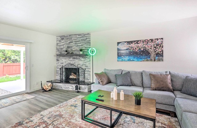 4 Mi to Dtwn Reno: Sleek Family Retreat!