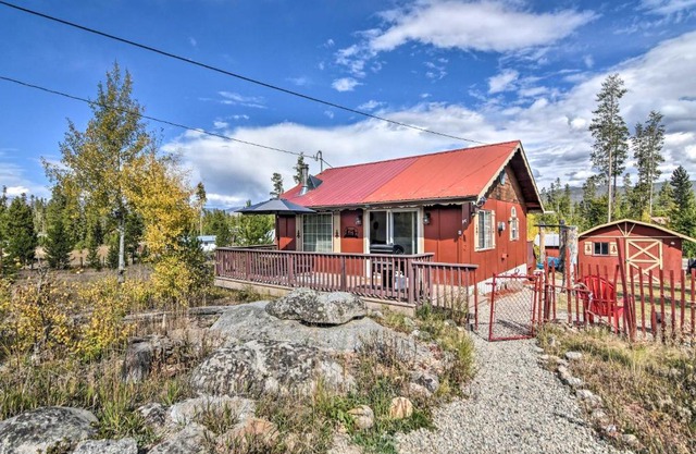 4 Mi to Grand Lake Mtn-View Cabin with Fire Pit!