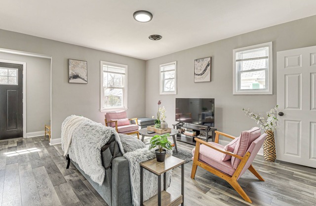 4 Mi to Universities: Quaint Parkville Apartment!