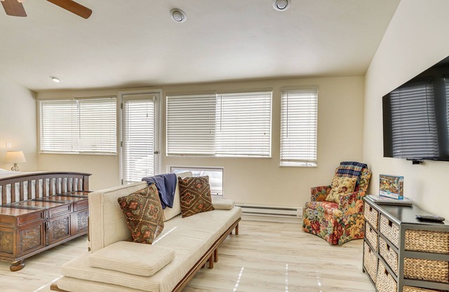 4 Mi to Vail Ski Resort: Cozy Getaway w/Deck!