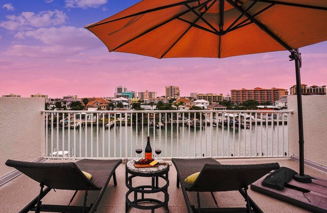 4 min Walk to Beach, Pool, Private Roof Deck, Hot Tub, Ping Pong