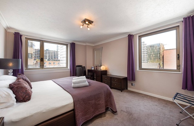 4 minute walk to Tower Bridge, fast wifi, lifts, 2 bedrooms, 2 WCs, top floor