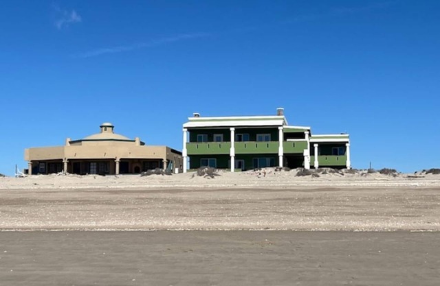4 or 5 Bdrm Beachfront NEW Listing. Spacious, WiFi, AC, sleeps up to 14 in beds