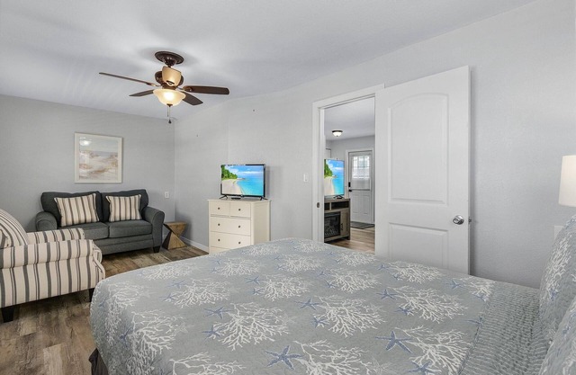 4 Person 1 Bedroom Condo with Waterview Balcony Fisherman Cabin - Welcome to our stunning, newly renovated one-bedroom condo room with a balcony!