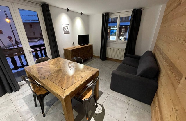 4-person apartment with balcony, sauna, parking and WiFi in Valloire