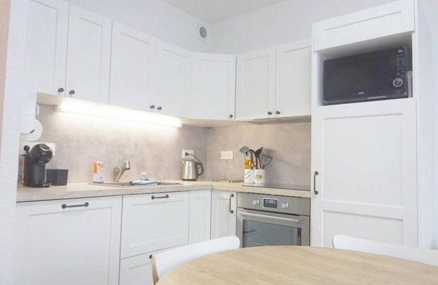 4 person beachfront apartment in seaside resort