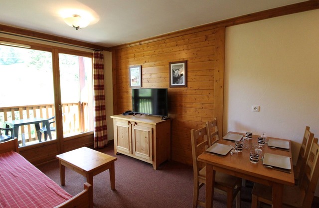 4-person apt, ski-in/ski-out with pool and parking, Lanslebourg-Val Cenis