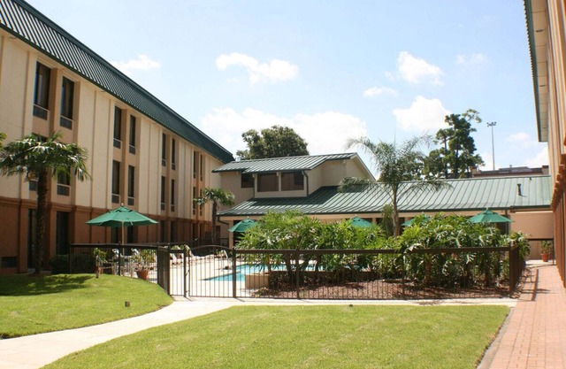 4 Relaxing Units w/Swimming Pool Access Near The Galleria – 10 Mins Drive