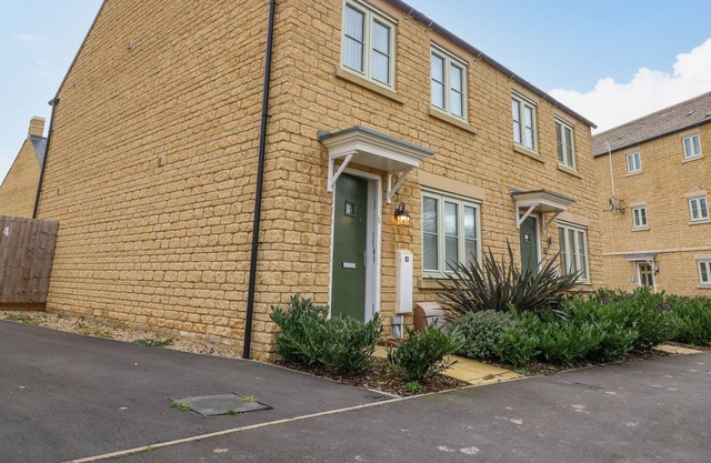 4 VARSITY CLOSE, family friendly, with a garden in Moreton-In-Marsh