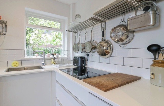 4 WELLINGTON PARADE, EAST APARTMENT, pet friendly in Walmer
