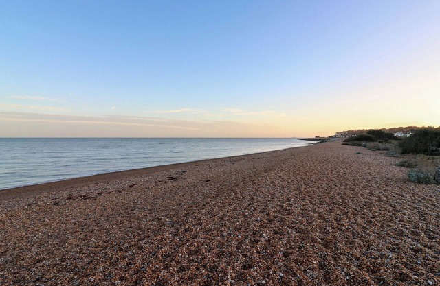 4 WELLINGTON PARADE, WEST APARTMENT, pet friendly in Walmer