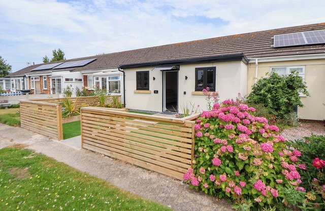 4 WILLOW GROVE - FREEHOLD, pet friendly, with a garden in Talacre