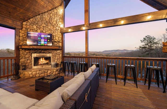 40% Off 10 Min to Downtown OMG Views Private Hot Tub Deck Firepit Game Room