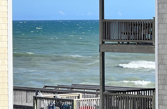 40 STEPS to the beach. 4bdrm home, dog friendly, decks, ocean views