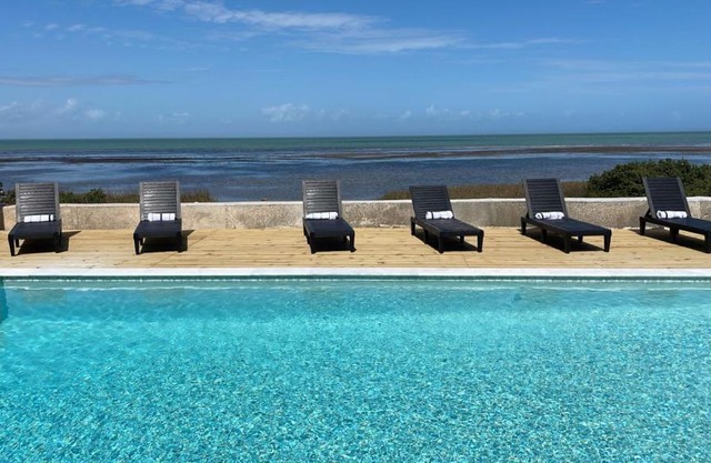 4000SF Waterfront Home, With Pool, Sleeps 20