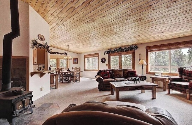 4000sqft Lux W Pool/Spa, Sauna, Zipline & Tubing Hill!