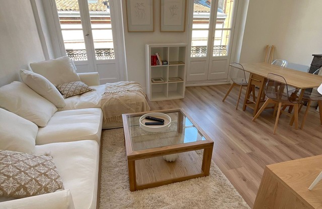 400m from the Capitole, spacious and bright T2 apartment
