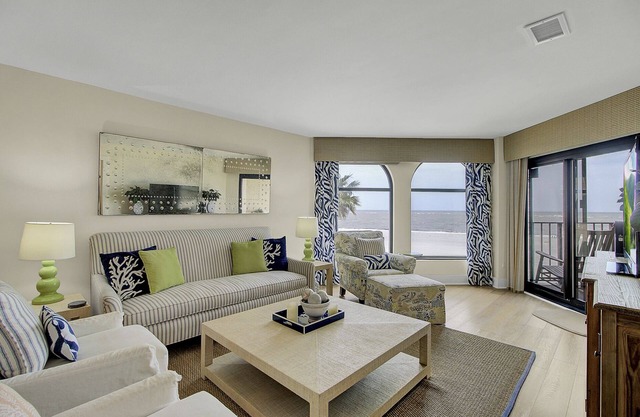417 Seascape by AvantStay | Beachfront Condo w/Communal Pool Access