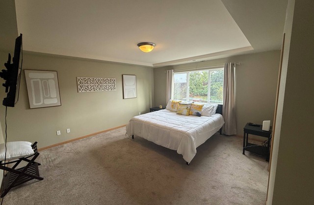 4bd 2.5 ba/4King Beds/W/D/ Fenced Yard/24hr Security