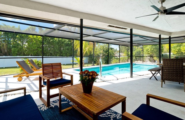 🏝4BD/3BA Sleeps 12 Heated Pool Close to Beaches
