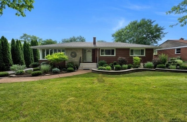 4bd house, Hot-tub, full-basement, pool table & big yard,3 full bathroom.