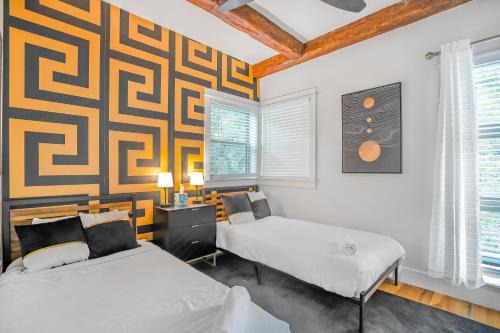 4bd Luxury Retreat near Downtown w/King Bed Suite