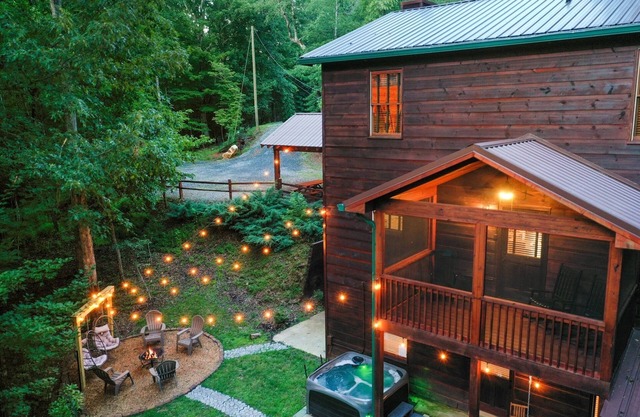 4Bdr+ Loft ~ Dog Friendly~ Hot tub~ Game Room ~ Resort Pool ~ Fire Pit- Ellijay
