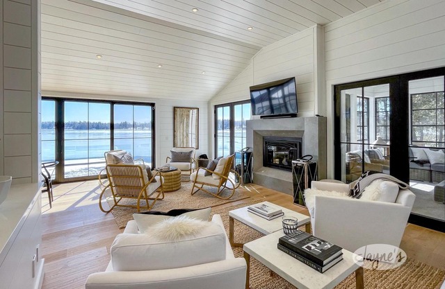 4bdrm 3 bath super elite cottage on Lake Joe! SW exposure! All-day sun!
