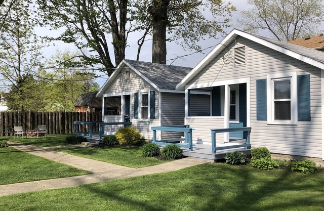 4BDRM Double(2) Cottages Sleeps 10 Right on The GOTL Strip.
