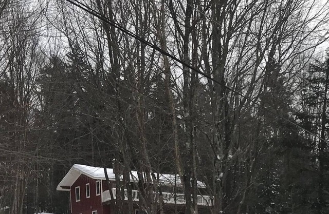 4bdrmHouse-DogFriendly-HotTub-FirePlace-PokerTable-10 min to Mt Snow