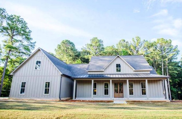 4bed,4.5 bath+Bonus room. Sleeps 10. Custom Home in Oxford. 12 min. from Square.